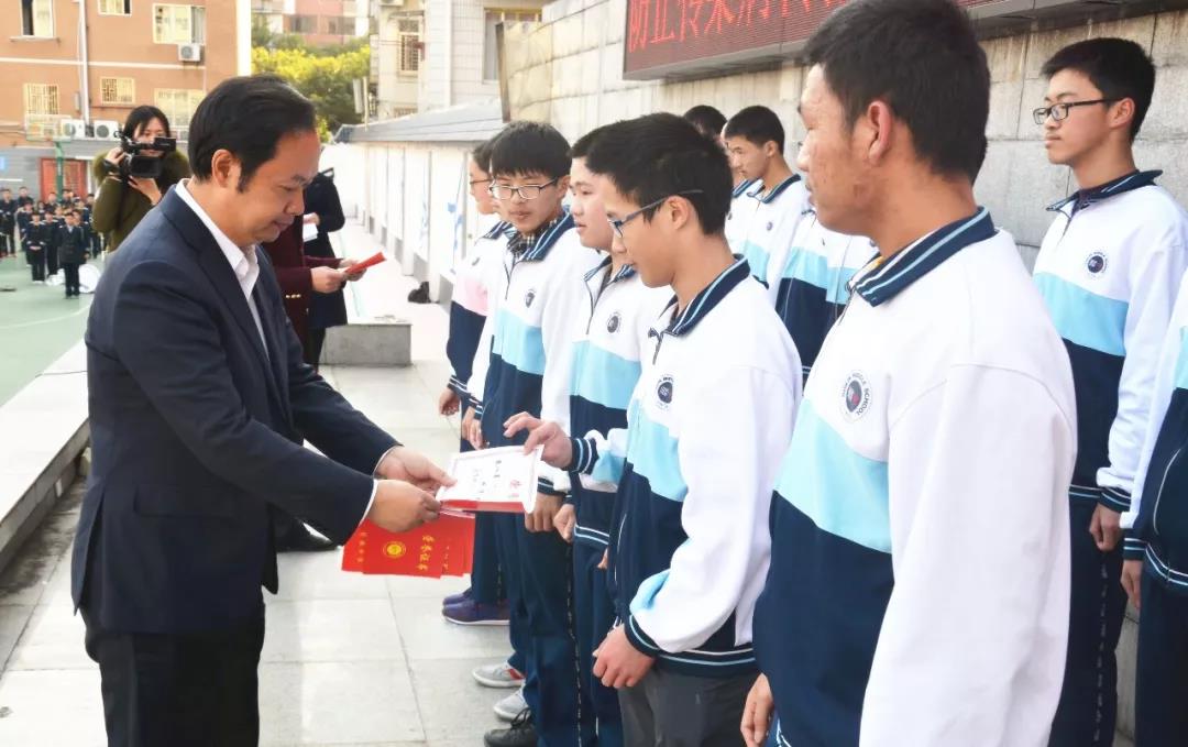 興進(jìn)集團(tuán)董事長羅欣先生為優(yōu)秀學(xué)子頒發(fā)獎(jiǎng)學(xué)金